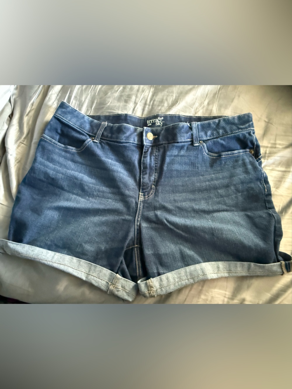 Terra & Sky Women's Medium Blue Rolled-Hem Denim Shorts